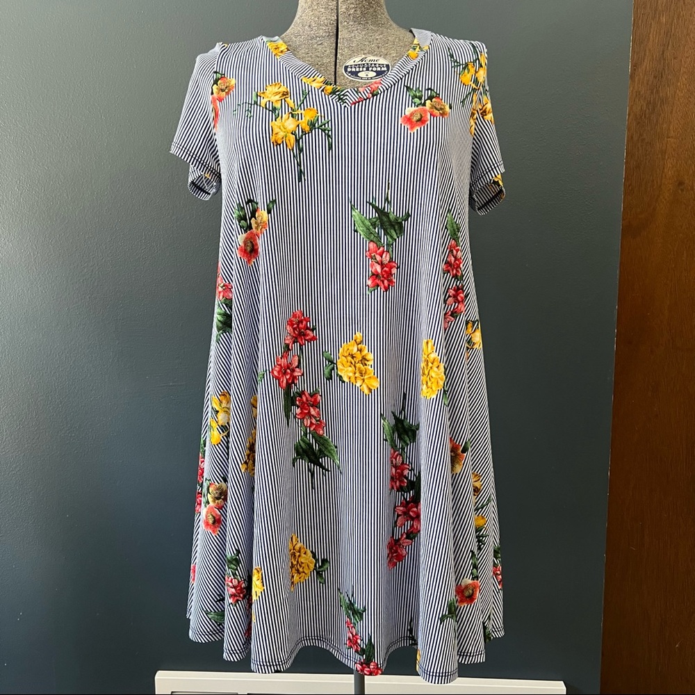 Entro floral and striped trapeze tent dress with tie back - Picture 2 of 7